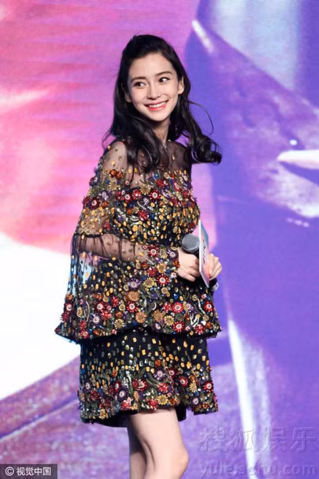 Ba bau Angelababy duoc Luong Trieu Vy, Kim Thanh Vu nang niu - Anh 3