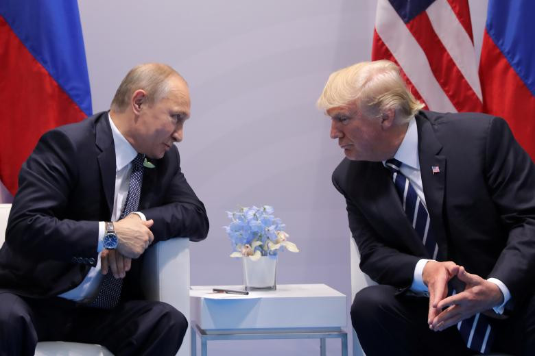 Tổng thống Nga Putin nói chuyện với Tổng thống Mỹ Trump tại hội nghị thượng đỉnh G20 ở Hamburg, Đức