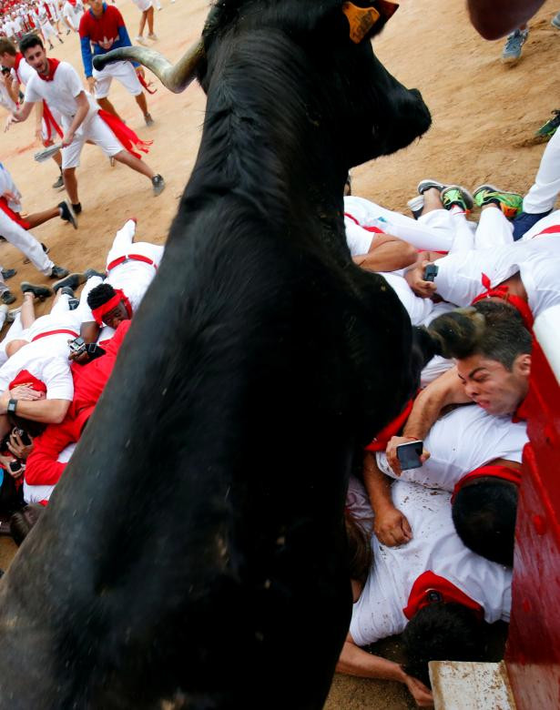 Một con bò lao ra đám đông tại lễ hội San Fermin ở Pamplona, Tây Ban Nha