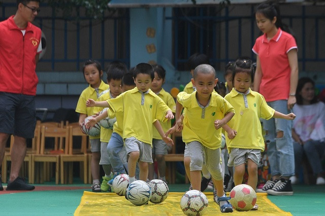 Bóng đá sẽ được đưa về các trường mẫu giáo Trung Quốc như một hoạt động đặc biệt Bóng đá sẽ được đưa về các trường mẫu giáo Trung Quốc như một hoạt động đặc biệt