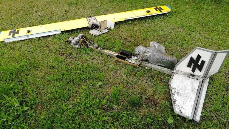 Một UAV Ukraine bị bắn hạ trên vùng Kursk của Nga. (Ảnh: Telegram / Roman Starovoyt).