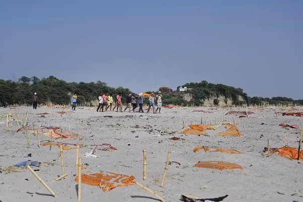 Kinh hoàng hàng nghìn thi thể lộ ra trên bờ sông Hằng sau cơn mưa lớn ảnh 4