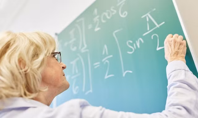 Người cao tuổi sống gần trường ĐH có thể tham gia các khóa học nâng cao kiến thức.