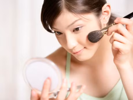 4 hiem hoa kinh hoang tu thoi quen su dung my pham het han - Anh 1