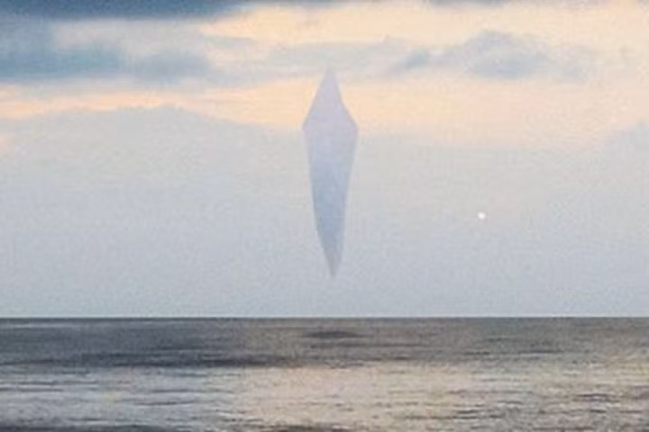 "UFO huyền thoại" 13.000 năm trước tái hiện, treo lơ lửng trên biển?