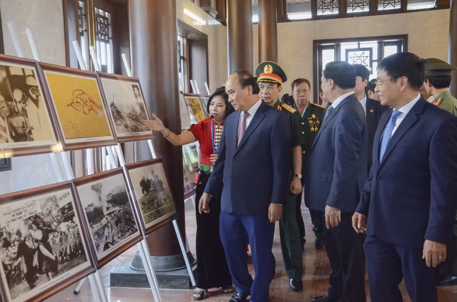 Chủ tịch nước cùng đại biểu tham quan triển lãm tranh tại buổi lễ.