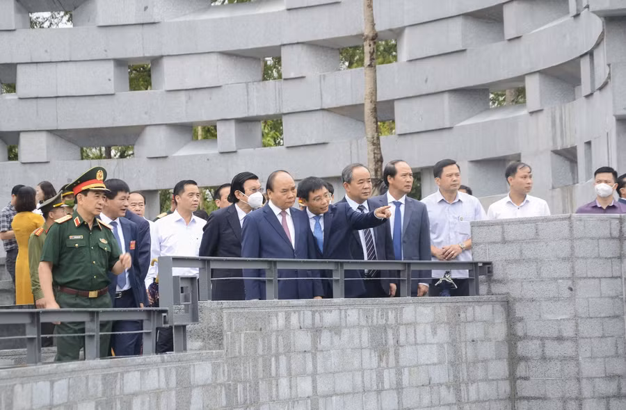 Chủ tịch nước tham quan công trình.