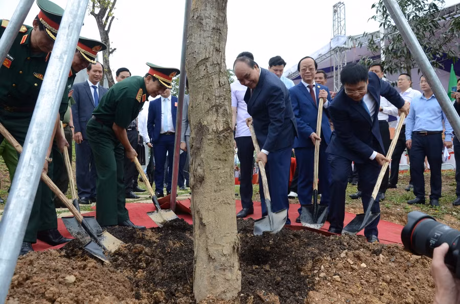 Chủ tịch nước Nguyễn Xuân Phúc trồng cây lưu niệm trên đồi F.