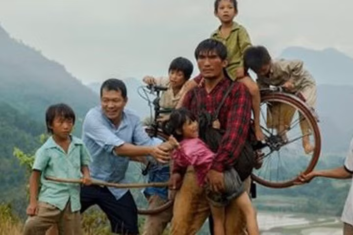 Vì sao bộ phim "Cha cõng con" lại gây sốt với khán giả Việt Nam?