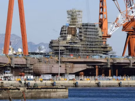 Tau san bay tu dong cua Trung Quoc mang duoc bao nhieu may bay? - Anh 1