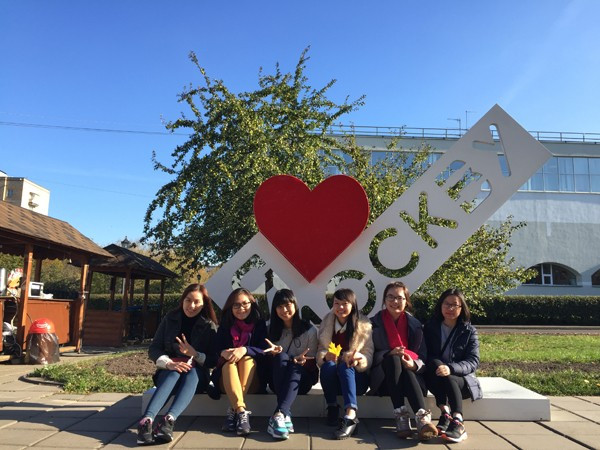 Đức Ý (người thứ ba từ bên trái qua) cùng các bạn du học sinh Việt Nam tại Moscow, Nga. Ảnh: NVCC Đức Ý (người thứ ba từ bên trái qua) cùng các bạn du học sinh Việt Nam tại Moscow, Nga. Ảnh: NVCC