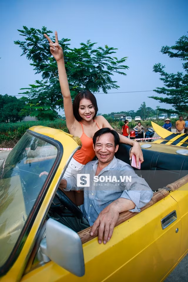  Đại gia Cộng Sự (NSƯT Quang Tèo thủ vai) thích thú tạo dáng chụp ảnh lưu niệm cùng 1 nữ diễn viên quần chúng trên chiếc siêu xe. 