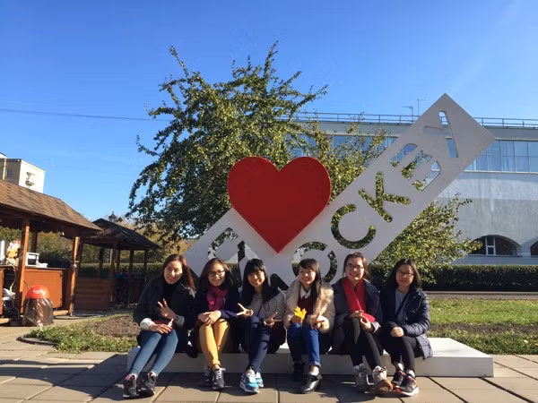 Đức Ý (người thứ ba từ bên trái qua) cùng các bạn du học sinh Việt Nam tại Moscow, Nga. Ảnh: NVCC Đức Ý (người thứ ba từ bên trái qua) cùng các bạn du học sinh Việt Nam tại Moscow, Nga. Ảnh: NVCC