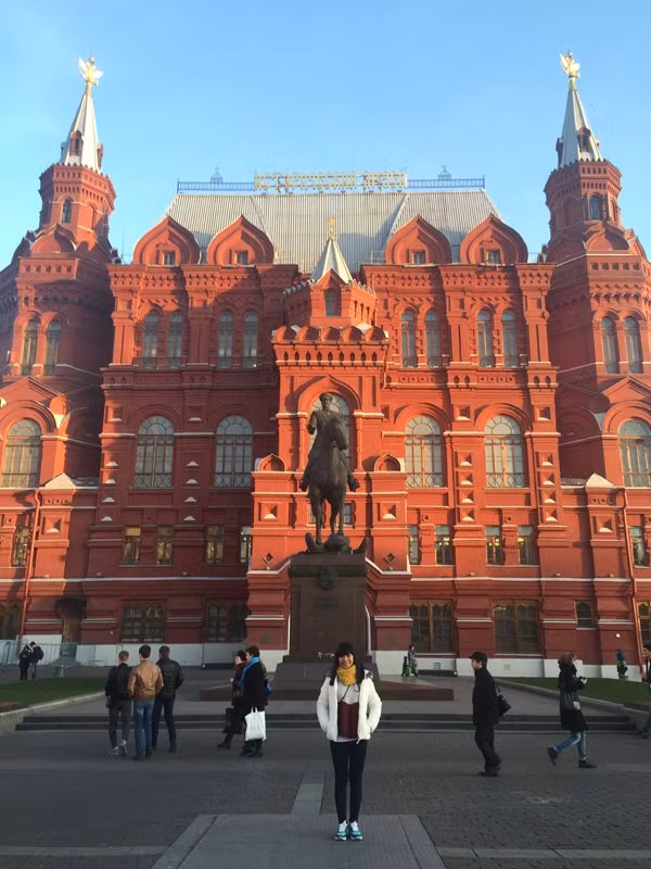 Đức Ý hiện là du học sinh chuyên ngành phiên dịch tiếng Nga, thuộc học viện tiếng Nga Puskin, Nga - Ảnh; Nhân vật cung cấp Đức Ý hiện là du học sinh chuyên ngành phiên dịch tiếng Nga, thuộc học viện tiếng Nga Puskin, Nga - Ảnh; Nhân vật cung cấp