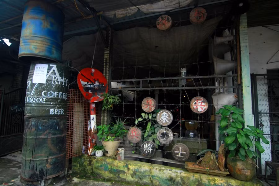 Độc đáo quán càphê “phong cách” chiến tranh ở cố đô Huế ảnh 1
