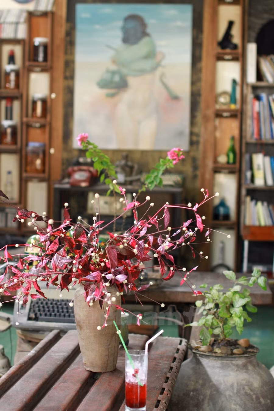 Độc đáo quán càphê “phong cách” chiến tranh ở cố đô Huế ảnh 14