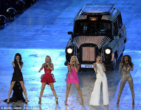 Huyền thoại Spice Girls bất ngờ tái hợp chỉ với 3 thành viên - Ảnh 4 Huyen thoai Spice Girls bat ngo tai hop chi voi 3 thanh vien - Anh 4