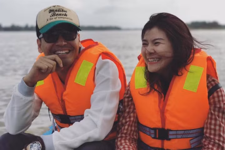 MC Phan Anh lái đò đưa diễn viên Kim Oanh đi làm từ thiện