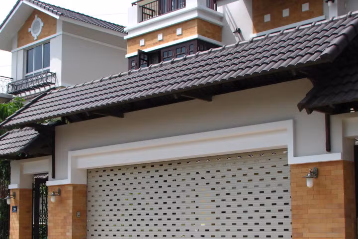 Làm thế nào để mở cửa cuốn khi nhà mất điện?