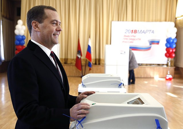Thủ tướng Nga Medvedev đi bỏ phiếu