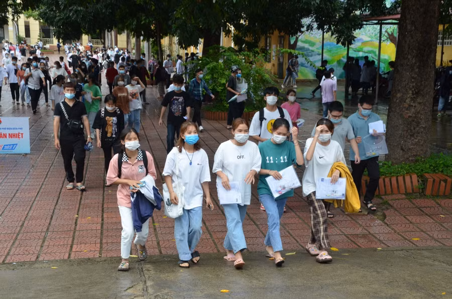 Thí sinh ra khỏi phòng thi khá sớm