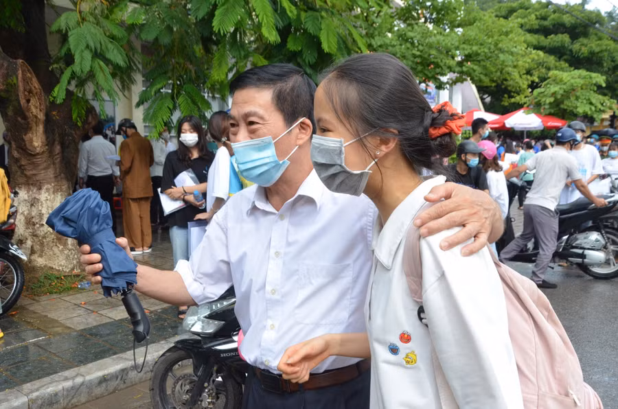 Phấn khởi đón con ra về.