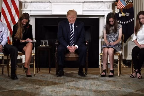 Tổng thống Donald Trump có cuộc gặp với những người sống sót và cha mẹ các nạn nhân thiêt mạng trong vụ xả súng ở trường cấp 3 tại Parkland, Florida. Ảnh: VoslzNeias