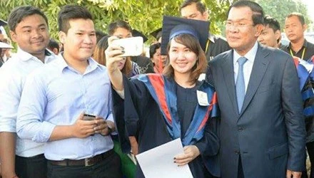 Thủ tướng Campuchia luôn mang theo 5 smartphone