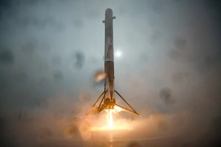 Tên lửa của SpaceX nổ tung khi hạ cánh trên Thái Bình Dương