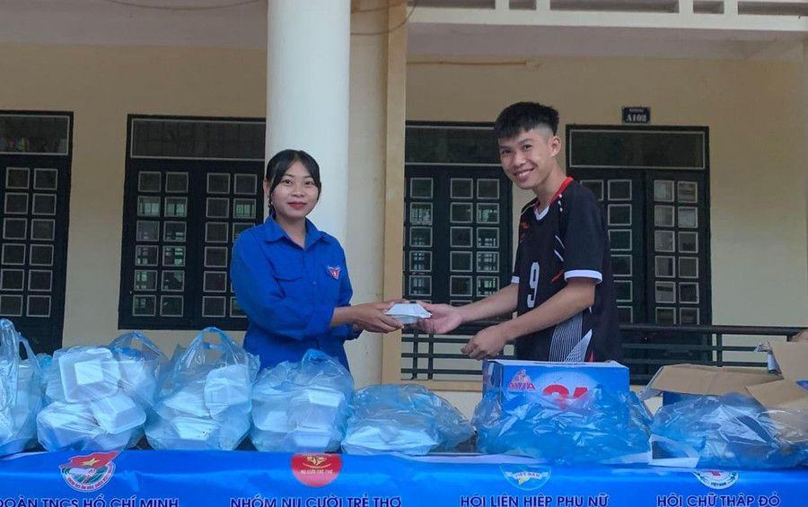 Mỗi thí sinh nhận cơm đều được động viên, khích lệ tinh thần. Mỗi thí sinh nhận cơm đều được động viên, khích lệ tinh thần.