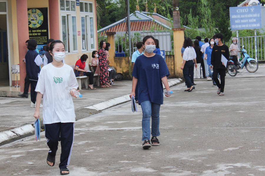 Tại điểm thi Trường THPT Lương Thế Vinh (TP. Điện Biên Phủ) đến sớm, thể hiện quyết tâm dành điểm cao ở Tổ hợp môn.