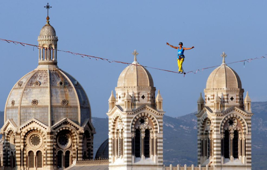 Một người biểu diễn đi trên dây ở trước nhà thờ Major tại Marseille, Pháp Một người biểu diễn đi trên dây ở trước nhà thờ Major tại Marseille, Pháp