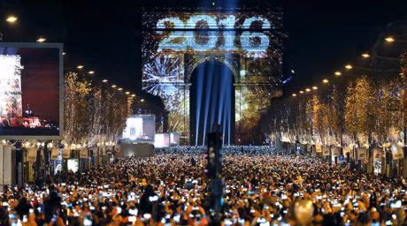 Cu dan mang gian du khi qua nhieu nguoi noi tieng qua doi - Anh 1