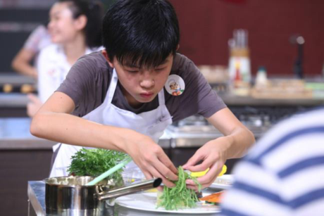 Quán quân vua đầu bếp nhí Thanh Hải: Tết này em làm đầu bếp chính nhà nội - Ảnh 2 Quan quan vua dau bep nhi Thanh Hai: Tet nay em lam dau bep chinh nha noi - Anh 2