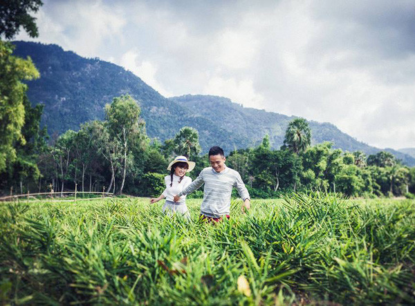 Chuyện tình cặp đôi “oan gia” có màn cầu hôn chớp nhoáng tại tiệm nhẫn cưới