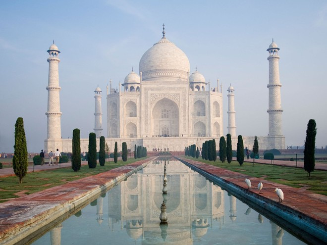 Đền Taj Mahal, Ấn Độ: có chiều cao 171 m, là một trong các điểm du lịch nổi tiếng nhất của Ấn Độ. Ngôi đền được xây bởi hoàng đế Shah Jahan để tưởng nhớ người vợ thứ ba của mình. Theo truyền thuyết thì Shah Jahan có kế hoạch xây ngôi đền Taj Mahal bằng đá cẩm thạch đen ở phía bên kia sông nhưng kế hoạch của ông đã bị gián đoạn. Sử dụng hàng ngàn thợ thủ công và thợ điêu khắc, đền Taj Mahal được hoàn thành vào năm 1653 sau 21 năm xây dựng.