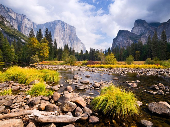 Vườn quốc gia Yosemite, California: Yosemite nổi tiếng khắp thế giới về các vách đá granite tuyệt đẹp, thác nước cao, những ngọn núi hung vĩ. Khung cảnh ở đây còn hoang sơ với những thảm cỏ bát ngát và nhiều loại cây phong phú. Thác nước Yosemite là thác nước cao nhất vùng Bắc Mỹ và đứng thứ 6 trên thế giới về xếp hạng độ cao. Với chiều cao 741,744 m, nằm tại trung tâm dãy núi Sierra Nevada, thác Yosemite là một điểm đến thu hút khách du lịch. Cuối mùa xuân, đặc biệt là tháng 4 và tháng 5, tuyết tan từ thác nước đổ xuống ngoạn mục thời điểm đẹp nhất để tham quan.