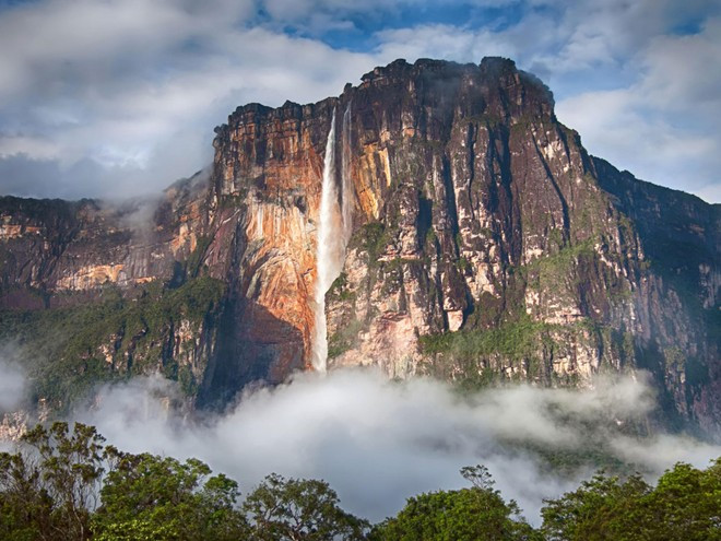 Vườn quốc gia Canaima, Venezuela: Trải dài trên 3 triệu hecta nằm ở đông nam Venezuela và dọc biên giới Guyanna và Brazil, vườn quốc gia bao gồm các vách đá, thác nước tạo thành một cảnh quan vô cùng ngoạn mục.