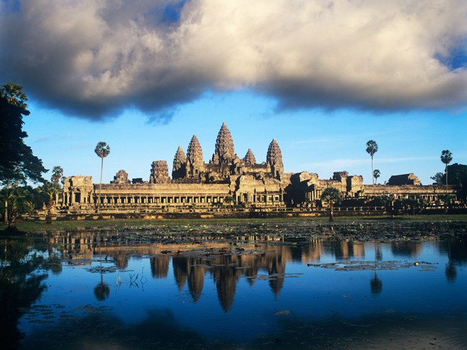Đền Angkor Wat, Campuchia: Quần thể Angkor bao gồm 12 đền chính và một số cấu trúc nhỏ, nhưng đền lớn nhất và quan trọng nhất là Angkor Wat được xây từ thế kỷ 12 nằm trên diện tích hàng trăm hecta, với điểm cao nhất là 213 m.