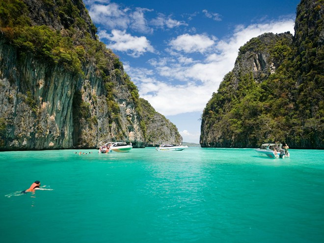 Rock Islands Southern Lagoon, Cộng hòa Palau: được ví như một mê cung màu ngọc lục bảo nổi trên mặt biển, quần đảo trải dài khoảng 200 km với vô vàn những hòn đảo đá vôi san hô lớn nhỏ đủ mọi hình dáng.