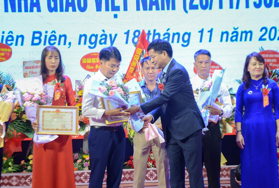 Các tập thể, cá nhân tiêu biểu trong thi đua chào mừng 40 năm Ngày Nhà giáo Việt Nam nhận Bằng khen của UBND tỉnh Điện Biên. Các tập thể, cá nhân tiêu biểu trong thi đua chào mừng 40 năm Ngày Nhà giáo Việt Nam nhận Bằng khen của UBND tỉnh Điện Biên.
