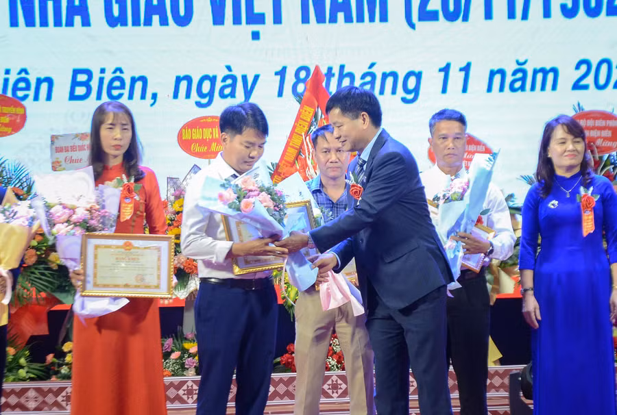 Các tập thể, cá nhân tiêu biểu trong thi đua chào mừng 40 năm Ngày Nhà giáo Việt Nam nhận Bằng khen của UBND tỉnh Điện Biên.