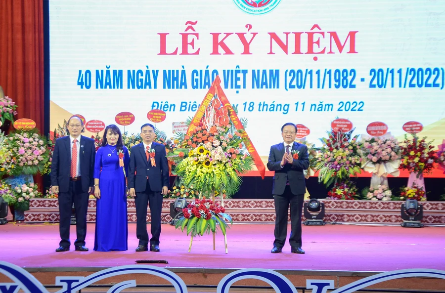 Ông Mùa A Sơn (ngoài cùng bên phải), Phó Bí thư Thường trực Tỉnh ủy Điện Biên tặng hoa chúc mừng Ngành Giáo dục.