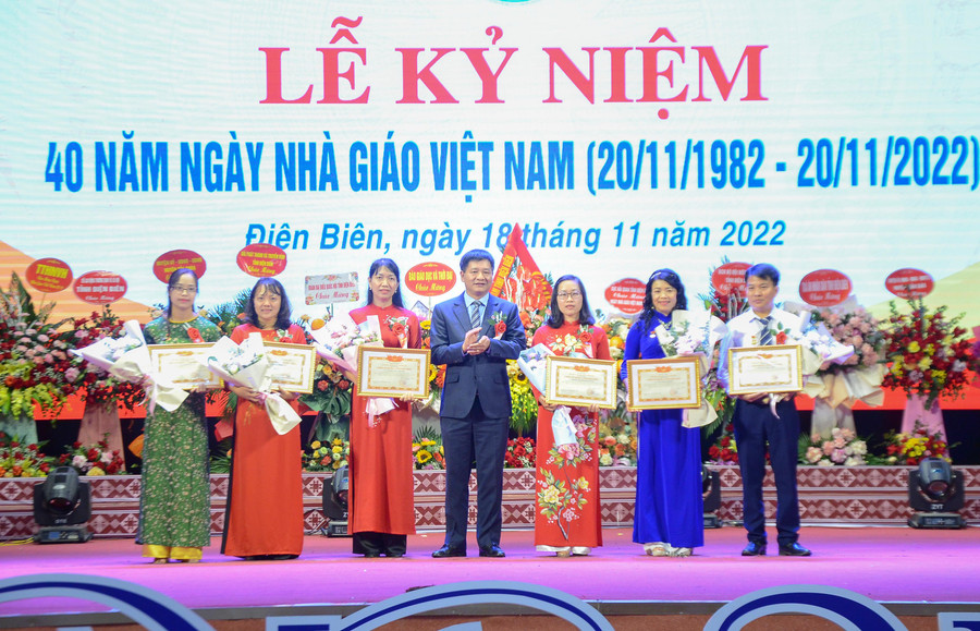 Chủ tịch UBND tỉnh Điện Biên trao tặng danh hiệu Chiến sĩ thi đua cấp tỉnh cho các cá nhân. Chủ tịch UBND tỉnh Điện Biên trao tặng danh hiệu Chiến sĩ thi đua cấp tỉnh cho các cá nhân.