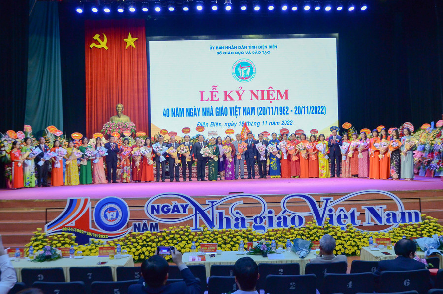 Lãnh đạo tỉnh Điện Biên tặng hoa chúc mừng và tri ân các Nhà giáo ưu tú. Lãnh đạo tỉnh Điện Biên tặng hoa chúc mừng và tri ân các Nhà giáo ưu tú.