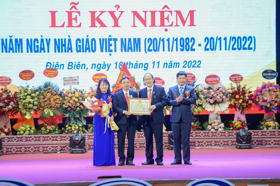 Thừa ủy quyền của Bộ trưởng Bộ GD&ĐT, ông Lê Thành Đô (ngoài cùng bên phải) Chủ tịch UBND tỉnh Điện Biên trao Bằng khen cho Sở GD&ĐT Điện Biên. Thừa ủy quyền của Bộ trưởng Bộ GD&ĐT, ông Lê Thành Đô (ngoài cùng bên phải) Chủ tịch UBND tỉnh Điện Biên trao Bằng khen cho Sở GD&ĐT Điện Biên.