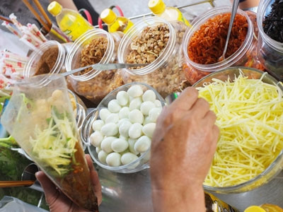 2 bước làm bánh tráng trộn cực ngon tại nhà