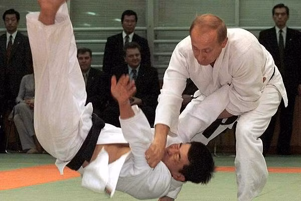 Xem Tổng thống Putin thể hiện tài năng võ thuật với vận động viên Olympic