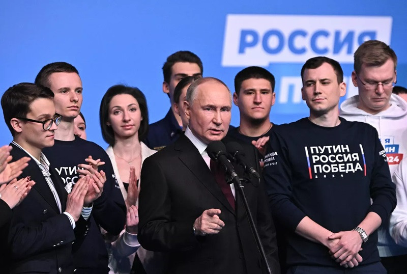 Ông Putin phát biểu trước các nhà báo tại trụ sở bầu cử ở Moscow.