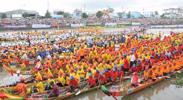 Đặc sắc giải Đua ghe Ngo Sóc Trăng 